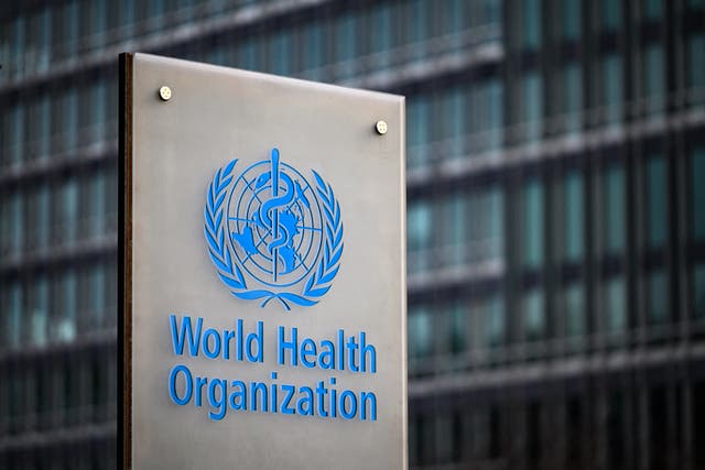 <p>To zdjęcie wykonane 7 grudnia 2021 r. przedstawia znak Światowej Organizacji Zdrowia (WHO) w jej siedzibie w Genewie</s>